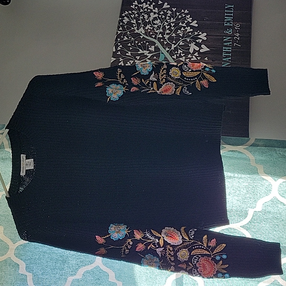 EUC WOVEN HEARTBlack sweater